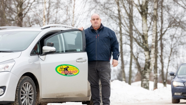 Võrumaa Autokooli juht Raul Kell kinnitab, et Võru liikluskorraldus on loogiliselt üles ehitatud ja siin on õpilastel riiklikku sõidueksamit igati hea teha. Foto: AIGAR NAGEL